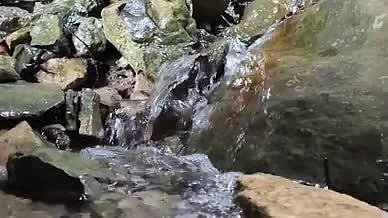 水流岩石瀑布小溪拍摄视频视频的预览图